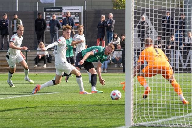 10 10 2025, Football friendly, Borussia Moenchengladbach SC Preussen Muenster, Season 2025 2026, Foal pitch at Borussia Park in Moenchengladbach Lars Lokotsch SC Preussen Muenster, 13 comes to a close against Niklas Swider Borussia Moenchengladbach, 39 But Jonas Omlin Borussia Moenchengladbach 01 parried Photo Kirchner Media Thomas Haesler Copyright: xKirchner-Media ThomasxHaeslerx