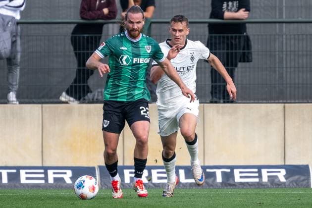 10 10 2025, Football friendly match, Borussia Moenchengladbach SC Preussen Muenster, season 2025 2026, Foal pitch at Borussia Park in Moenchengladbach duel between Jannis Heuer SC Preussen Muenster, 22 and Jan Urbich Borussia Monechengladbach, 40 Photo Kirchner Media Thomas Haesler Copyright: xKirchner-Media ThomasxHaeslerx