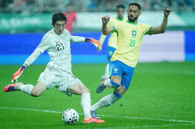 Friendly football match ( South Korea vs Brazil - 20251010 ) SEOUL, SOUTH KOREA, OCT 10: Jo Hyeon-woo of South Korea National Football Team and Matheus Cunha of Brazil National Football Team during the friendly football match match between South Korea National Football Team and Brazil National Football Team at the Seoul World Cup Stadium in Seoul, South Korea on October 10, 2025. (Editorial Use Only) Seoul the Seoul World Cup Stadium South Korea 8230_285273 Copyright: xSeokyongxLee PentaxPressx