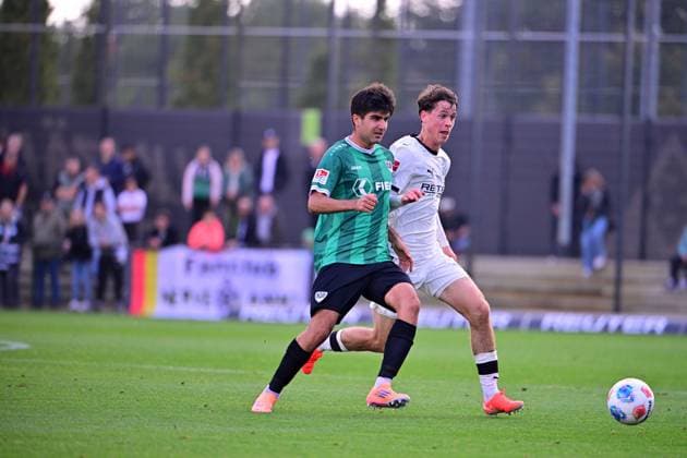 10 10 2025 Moenchengladbach Fußball, Herren, Saison 2025 2026, Testspiel, Borussia Moenchengladbach vs Preussen Muenster Zweikampf zwischen v li Zidan Sertdemir Muenster , Philipp Sander Gladbach DFL regulations prohibit any use of photographs as image sequences and or quasi video Borussia Park NRW Deutschland