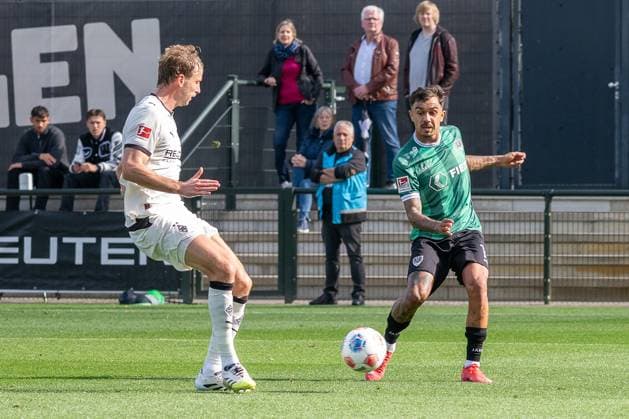 10 10 2025, Football friendly match, Borussia Moenchengladbach SC Preussen Muenster, Season 2025 2026, Foal pitch at Borussia Park in Moenchengladbach Oliver Batista Meier SC Preussen Muenster, 17 passes the ball to Marvin Friedrich Borussia Moenchengladbach, 05 Photo Kirchner Media Thomas Haesler Copyright: xKirchner-Media ThomasxHaeslerx