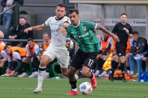 10 10 2025, Soccer friendly match, Borussia Moenchengladbach SC Preussen Muenster, season 2025 2026, Foal pitch at Borussia Park in Moenchengladbach duel between Kevin Stoeger Borussia Moenchengladbach, 07 and Oliver Batista Meier SC Preussen Muenster, 17 Photo Kirchner Media Thomas Haesler Copyright: xKirchner-Media ThomasxHaeslerx