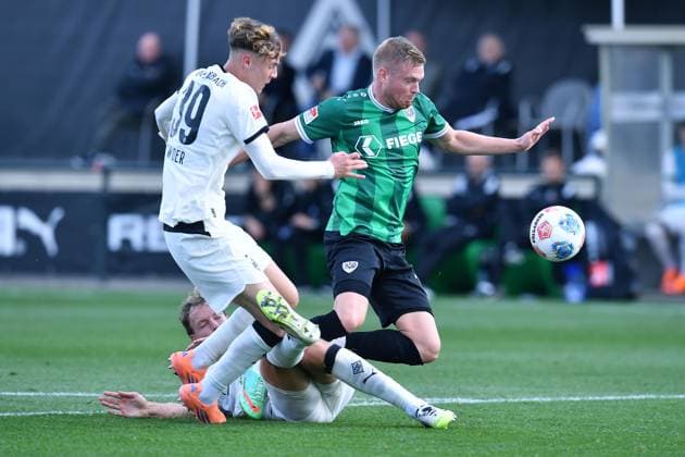 Soccer test match Borussia Mönchengladbach SC Preußen Münster on 10 10 2025 at the FohlenPlatz in Mönchengladbach Marvin Friedrich Mönchengladbach , back Niklas Swider Mönchengladbach , left Lars Lokotsch Münster , right xRx