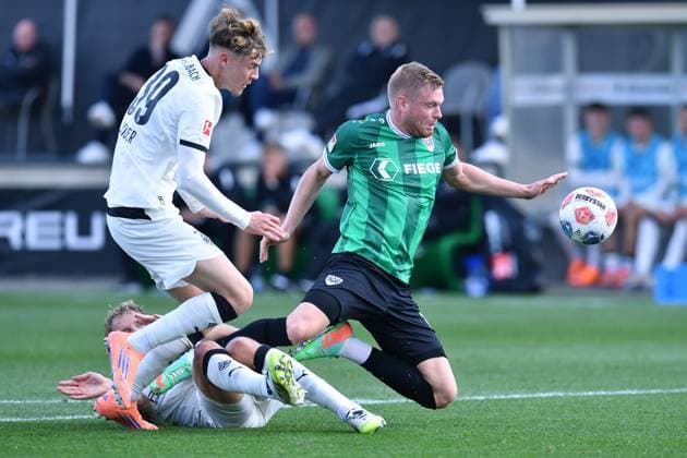 Soccer test match Borussia Mönchengladbach SC Preußen Münster on 10 10 2025 at the FohlenPlatz in Mönchengladbach Marvin Friedrich Mönchengladbach , back Niklas Swider Mönchengladbach , left Lars Lokotsch Münster , right xRx