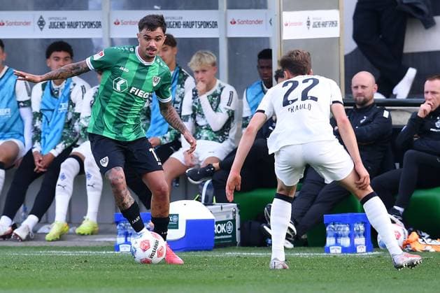 Soccer test match Borussia Mönchengladbach SC Preußen Münster on 10 10 2025 at the FohlenPlatz in Mönchengladbach Oliver Batista Meier Münster , left Oscar Fraulo Mönchengladbach , right xRx