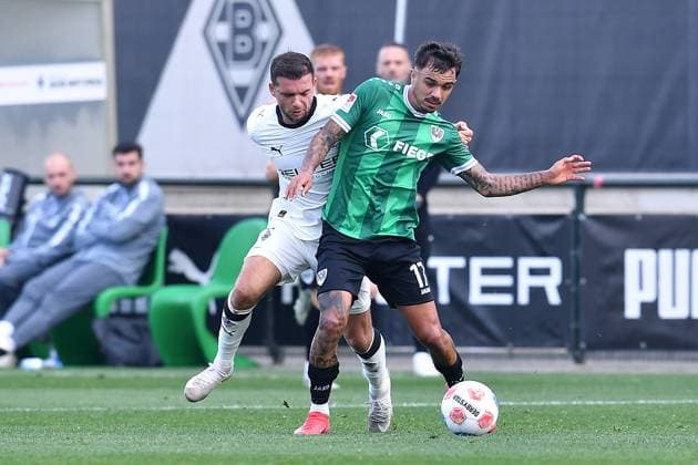 Soccer test match Borussia Mönchengladbach SC Preußen Münster on 10 10 2025 at the FohlenPlatz in Mönchengladbach Oliver Batista Meier Münster , front Kevin Stöger Mönchengladbach , back xRx
