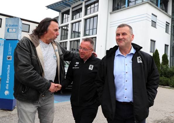 Football, Men, 3 Liga, Season 2025 2026, TSV 1860 Munich, Press conference, Presentation Markus Kauczinski, Coach Here in the picture Roman Wöll All-rounder with Markus Kauczinski, Coach TSV 1860 Munich and Manfred Paula, Interim Managing Director TSV 1860 Munich v l n r who welcomed him
