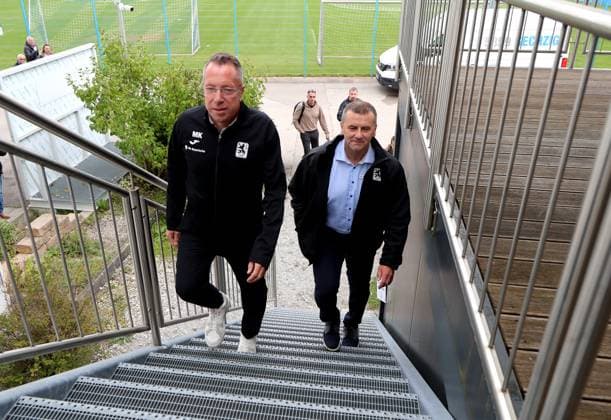 Football, Men, 3 Liga, Season 2025 2026, TSV 1860 Munich, Press conference, Presentation Markus Kauczinski, Coach Here in the picture Markus Kauczinski, Coach TSV 1860 Munich and Manfred Paula, Interim Managing Director TSV 1860 Munich re on the way on the stairs to the press conference