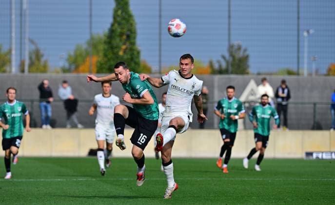 10 10 2025 Moenchengladbach Fussball, Herren, Saison 2025 2026, Testspiel, Borussia Moenchengladbach vs Preussen Muenster Zweikampf zwischen v li Torge Paetow Muenster , Jan Urbich Gladbach DFL regulations prohibit any use of photographs as image sequences and or quasi video Borussia Park NRW Germany