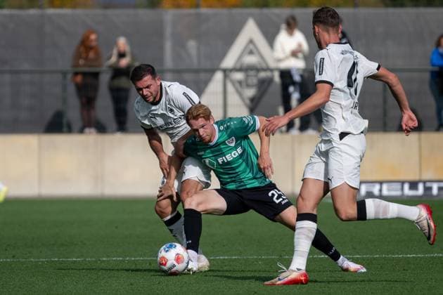 10 10 2025, Football friendly match, Borussia Moenchengladbach SC Preussen Muenster, season 2025 2026, Foal pitch at Borussia Park in Moenchengladbach duel between Kevin Stoeger Borussia Moenchengladbach, 07 and Luca Bolay SC Preussen Muenster, 25 Jan Urbich Borussia Monechengladbach, 40 Photo Kirchner Media Thomas Haesler Copyright: xKirchner-Media ThomasxHaeslerx