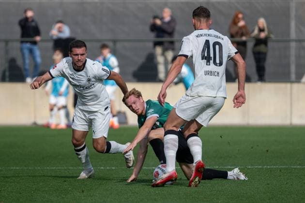 10 10 2025, Football friendly match, Borussia Moenchengladbach SC Preussen Muenster, season 2025 2026, Foal pitch at Borussia Park in Moenchengladbach duel between Kevin Stoeger Borussia Moenchengladbach, 07 and Luca Bolay SC Preussen Muenster, 25 Jan Urbich Borussia Monechengladbach, 40 Photo Kirchner Media Thomas Haesler Copyright: xKirchner-Media ThomasxHaeslerx