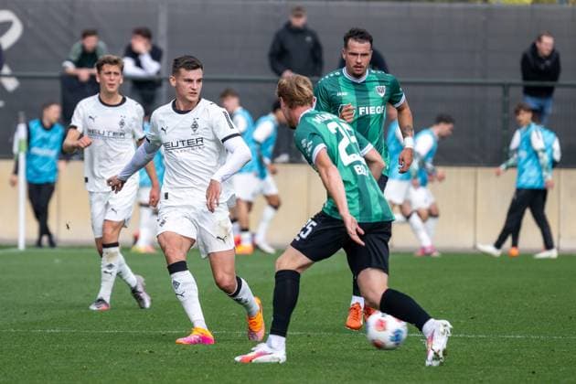 10 10 2025, Football friendly match, Borussia Moenchengladbach SC Preussen Muenster, season 2025 2026, Fohlenplatz at Borussia Park in Moenchengladbach duel between Yannik Engelhardt Borussia Moenchengladbach, 06 , Luca Bolay SC Preussen Muenster, 25 and Yassine Bouchama SC Preussen Muenster, 05 Photo Kirchner Media Thomas Haesler Copyright: xKirchner-Media ThomasxHaeslerx