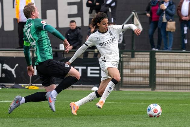 10 10 2025, Football friendly match, Borussia Moenchengladbach SC Preussen Muenster, season 2025 2026, Foal pitch at Borussia Park in Moenchengladbach duel between Simon Scherder SC Preussen Muenster, 15 and Wael Mohya Borussia Moenchengladbach, 36 Photo Kirchner Media Thomas Haesler Copyright: xKirchner-Media ThomasxHaeslerx