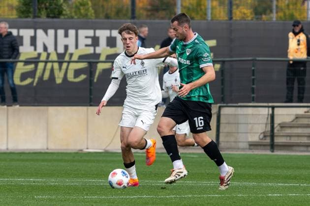 10 10 2025, Football friendly match, Borussia Moenchengladbach SC Preussen Muenster, season 2025 2026, Foal pitch at Borussia Park in Moenchengladbach duel between Yannick Michaelis Borussia Moenchengladbach, 41 and Torge Paetow SC Preussen Muenster, 16 Photo Kirchner Media Thomas Haesler Copyright: xKirchner-Media ThomasxHaeslerx