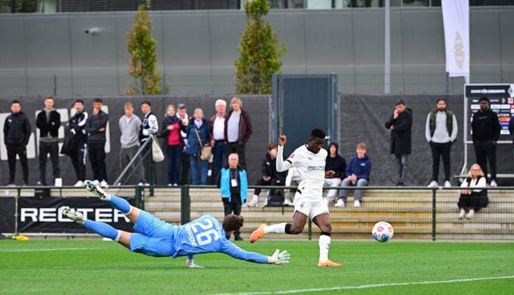 10 10 2025 Moenchengladbach Fußball, Herren, Saison 2025 2026, Testspiel, Borussia Moenchengladbach vs Preussen Muenster Tor zum 3 1 Iaia Manco Danfa Gladbach, re schiebt zum 3 1 ein Torwart Morten Behrens Muenster, li ist machtlos DFL regulations prohibit any use of photographs as image sequences and or quasi video Borussia Park NRW Deutschland