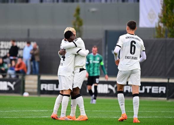 10 10 2025 Moenchengladbach Fußball, Herren, Saison 2025 2026, Testspiel, Borussia Moenchengladbach vs Preussen Muenster Torjubel Gladbach nach dem Tor zum 3 1 bei v li Vorbereiter Fritz Fleck Gladbach , Torschuetze Iaia Manco Danfa Gladbach Rechts Yannik Engelhardt Gladbach, 6 DFL regulations prohibit any use of photographs as image sequences and or quasi video Borussia Park NRW Deutschland