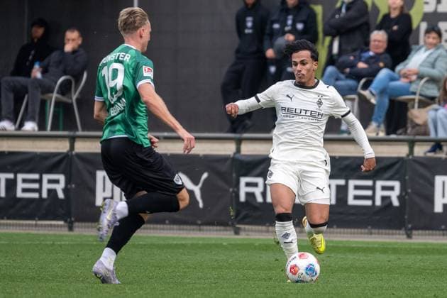 10 10 2025, Football friendly match, Borussia Moenchengladbach SC Preussen Muenster, season 2025 2026, Foal pitch at Borussia Park in Moenchengladbach duel between Marvin Benjamins SC Preussen Muenster, 19 and Can Armando Guener Borussia Moenchengladbach, 49 Photo Kirchner Media Thomas Haesler Copyright: xKirchner-Media ThomasxHaeslerx