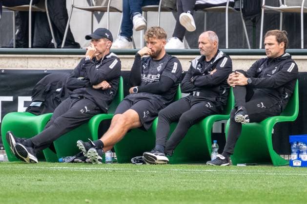 10 10 2025, Football friendly, Borussia Moenchengladbach SC Preussen Muenster, Season 2025 2026, Fohlenplatz at Borussia Park in Moenchengladbach The functional team with Guido Streichsbier Borussia Moenchengladbach, Co Coach , Tobias Troulsen Borussia Moenchengladbach, co-coach , Oliver Neuville Borussia Moenchengladbach, assistant coach and Tony Jantschke Borussia Moenchengladbach, top talent coach looks on relaxed Photo Kirchner Media Thomas Haesler Copyright: xKirchner-Media ThomasxHaeslerx