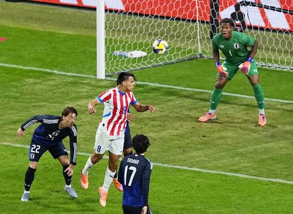 Football: Friendly between Japan and Paraguay Paraguay s Diego Gomez (C) scores his team s second goal with a header in the second half of an International Friendly, Länderspiel, Nationalmannschaft against Japan at Panasonic Stadium Suita in Suita, Osaka Prefecture, on Oct. 10, 2025.  A14AA0004929914P