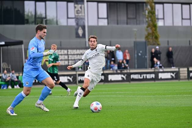 10 10 2025 Moenchengladbach Fussball, Herren, Saison 2025 2026, Testspiel, Borussia Moenchengladbach vs Preussen Muenster Torwart Morten Behrens Muenster, li klaert vor Florian Neuhaus Gladbach, re DFL regulations prohibit any use of photographs as image sequences and or quasi video Borussia Park NRW Deutschland