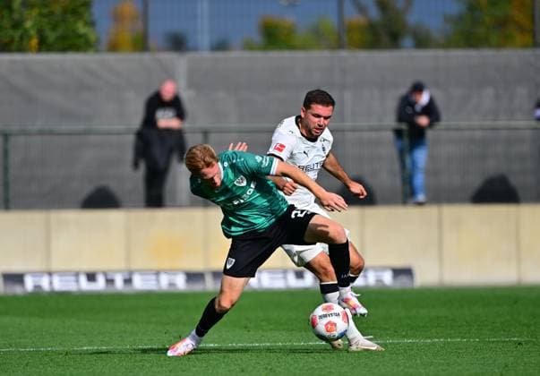 10 10 2025 Moenchengladbach Fußball, Herren, Saison 2025 2026, Testspiel, Borussia Moenchengladbach vs Preussen Muenster Zweikampf zwischen Luca Bolay Muenster, vorn , Kevin Stoeger Gladbach, hinten DFL regulations prohibit any use of photographs as image sequences and or quasi video Borussia Park NRW Deutschland