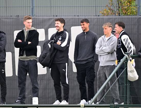10 10 2025 Moenchengladbach Fußball, Herren, Saison 2025 2026, Testspiel, Borussia Moenchengladbach vs Preussen Muenster v li Torwart Moritz Nicolas Gladbach , Yannik Langesberg Teammanager Gladbach , Fabio Chiarodia Gladbach , Robin Hack Gladbach , Noah Pesch verliehen von Gladbach nach Magdeburg DFL regulations prohibit any use of photographs as image sequences and or quasi video Borussia Park NRW Deutschland