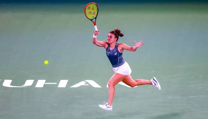 WUHAN, CHINA - OCTOBER 10: Jasmine Paolini of Italy competes in the Women s Singles Quarterfinal match against Iga Swiatek of Poland on day 7 of 2025 Wuhan Open at Optics Valley International Tennis Center on October 10, 2025 in Wuhan, Hubei Province of China.  Copyright: xChinaxNewsxServicex 111596380931