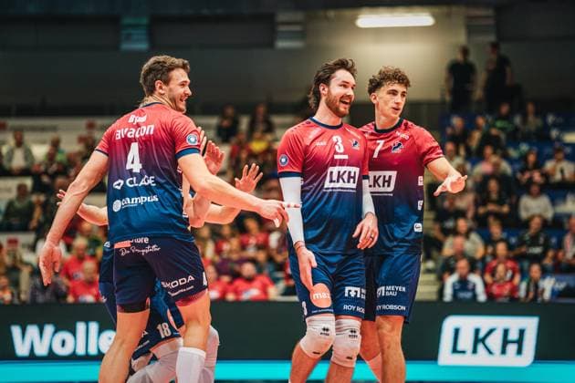 LigaCup 2025: SVG Lüneburg vs. FT 1844 Freiburg, 10.10.25 Jesse Elser (SVG Lüneburg, 3), Christopher Byam (SVG Lüneburg, 4) und Joscha Kunstmann (SVG Lüneburg, 7) jubeln über einen Punktgewinn; LigaCup 2025: SVG Lüneburg vs. FT 1844 Freiburg am 10.10.2025 in der Volksbank-Arena, Hildesheim Copyright: xBEAUTIFULxSPORTS Tonhäuserx