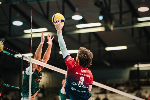 LigaCup 2025: SVG Lüneburg vs. FT 1844 Freiburg, 10.10.25 Jesse Elser (SVG Lüneburg, 3) mit der Hand am Ball; LigaCup 2025: SVG Lüneburg vs. FT 1844 Freiburg am 10.10.2025 in der Volksbank-Arena, Hildesheim Copyright: xBEAUTIFULxSPORTS Tonhäuserx