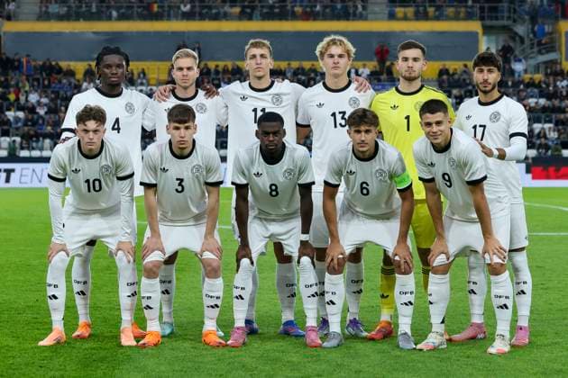 Die deutschen Spieler stellen sich zum Mannschaftsfoto auf, UEFA Under21 Championship 2027 - Qualification Group F, Germany U21, U 21 vs Greece U21, ad hoc arena im Ernst-Abbe Sportfeld am 10. October 2025 in Jena, Deutschland. (Foto von Marco Steinbrenner DeFodi Images) The German Players pose for a team photo, UEFA Under21 Championship 2027 - Qualification Group F, Germany U21 vs Greece U21, ad hoc arena im Ernst-Abbe Sportfeld, October 10, 2025 in Jena, Germany. (Photo by Marco Steinbrenner DeFodi Images) The German players pose for a team photo, UEFA Under21 Championship 2027 Qualification Group F, Germany U21 vs Greece U21, ad hoc arena at Ernst Abbe Sportfeld, October 10, 2025 in Jena, Germany Photo by Marco Steinbrenner DeFodi Images The German Players pose for a team photo, UEFA Under21 Championship 2027 Qualification Group F, Germany U21 vs Greece U21, ad hoc arena at Ernst Abbe Sportfeld, October 10, 2025 in Jena, Germany Photo by Marco Steinbrenner DeFodi Images