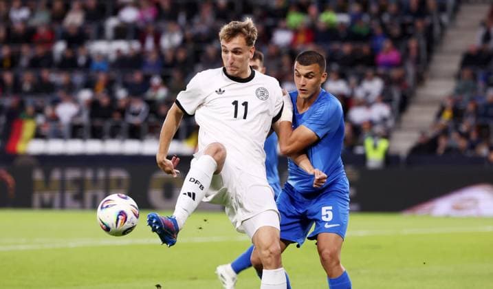 Germany Greece U21 European Championship Qualification Jena, 10 10 2025, Ernst Abbe Sportfeld, Soccer, International Match , U 21 Junior European Championship Qualification , Germany vs Greece , In the picture from left Nelson Weiper 11, Germany , Christos Alexiou 5, Greece , For journalistic use only DFB UEFA regulations prohibit any use of photographs as image sequences and or quasi video , Picture Point