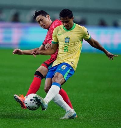 Friendly football match ( South Korea vs Brazil - 20251010 ) SEOUL, SOUTH KOREA, OCT 10: Lee Kang-in of South Korea National Football Team competes for the ball with Douglas Santos of Brazil National Football Team during the friendly football match match between South Korea National Football Team and Brazil National Football Team at the Seoul World Cup Stadium in Seoul, South Korea on October 10, 2025. (Editorial Use Only) Seoul the Seoul World Cup Stadium South Korea 8230_285290 Copyright: xSeokyongxLee PentaxPressx