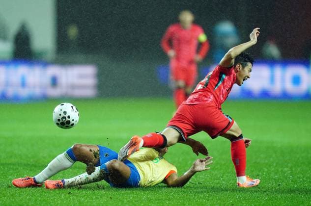 Friendly football match ( South Korea vs Brazil - 20251010 ) SEOUL, SOUTH KOREA, OCT 10: Casemiro of Brazil National Football Team slides in to tackle Lee Kang-in of South Korea National Football Team during the friendly football match match between South Korea National Football Team and Brazil National Football Team at the Seoul World Cup Stadium in Seoul, South Korea on October 10, 2025. (Editorial Use Only) Seoul the Seoul World Cup Stadium South Korea 8230_285294 Copyright: xSeokyongxLee PentaxPressx