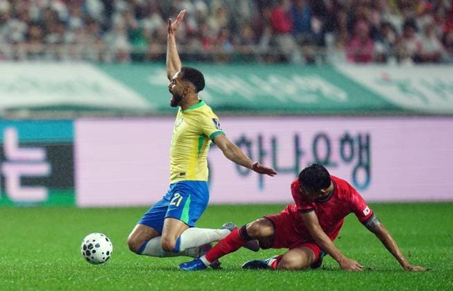 Friendly football match ( South Korea vs Brazil - 20251010 ) SEOUL, SOUTH KOREA, OCT 10: Kim Min-jae of South Korea National Football Team slides in to tackle Matheus Cunha of Brazil National Football Team during the friendly football match match between South Korea National Football Team and Brazil National Football Team at the Seoul World Cup Stadium in Seoul, South Korea on October 10, 2025. (Editorial Use Only) Seoul the Seoul World Cup Stadium South Korea 8230_285304 Copyright: xSeokyongxLee PentaxPressx