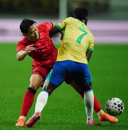 Friendly football match ( South Korea vs Brazil - 20251010 ) SEOUL, SOUTH KOREA, OCT 10: Lee Kang-in of South Korea National Football Team competes for the ball with Vinicius Jr. of Brazil National Football Team during the friendly football match match between South Korea National Football Team and Brazil National Football Team at the Seoul World Cup Stadium in Seoul, South Korea on October 10, 2025. (Editorial Use Only) Seoul the Seoul World Cup Stadium South Korea 8230_285312 Copyright: xSeokyongxLee PentaxPressx