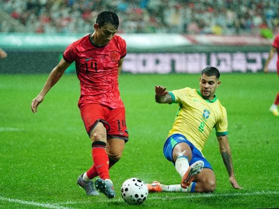Friendly football match ( South Korea vs Brazil - 20251010 ) SEOUL, SOUTH KOREA, OCT 10: Cho Yu-min of South Korea National Football Team and Bruno Guimaraes of Brazil National Football Team during the friendly football match match between South Korea National Football Team and Brazil National Football Team at the Seoul World Cup Stadium in Seoul, South Korea on October 10, 2025. (Editorial Use Only) Seoul the Seoul World Cup Stadium South Korea 8230_285335 Copyright: xSeokyongxLee PentaxPressx
