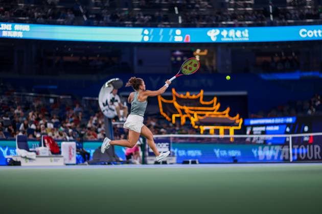 WUHAN, CHINA - OCTOBER 10: Jasmine Paolini of Italy competes in the Women s Singles Quarterfinal match against Iga Swiatek of Poland on day 7 of 2025 Wuhan Open at Optics Valley International Tennis Center on October 10, 2025 in Wuhan, Hubei Province of China.  Copyright: xVCGx 111596398386