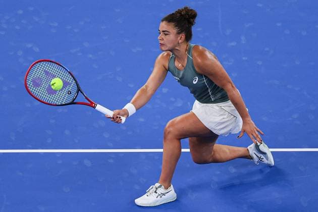 WUHAN, CHINA - OCTOBER 10: Jasmine Paolini of Italy competes in the Women s Singles Quarterfinal match against Iga Swiatek of Poland on day 7 of 2025 Wuhan Open at Optics Valley International Tennis Center on October 10, 2025 in Wuhan, Hubei Province of China.  Copyright: xVCGx 111596398479