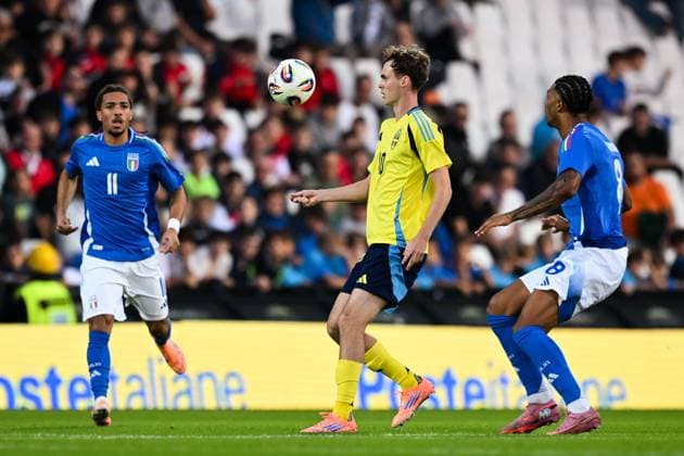 251010 Williot Swedberg of Sweden and Cher Ndour of Italy during the UEFA Under 21 qualifier football match between Italy and Sweden on October 10, 2025 in Cesena Photo Matteo Gribaudi BILDBYRAN kod XY XY0079 fotboll football soccer fotball u21 em em uefa under 21 championship european championship italien italy italia sverige sweden bbeng  Copyright: MatteoxGribaudi BB251010BB460
