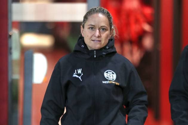 Google Pixel Frauen-Bundesliga, RB Leipzig - SGS Essen; 10.10.2025 Trainerin Jessica Wissmann (SGS Essen). Fußball, Google Pixel Frauen-Bundesliga, Saison 2025 2026, 6. Spieltag: RB Leipzig vs. SGS Essen am 10.10.2025, Trainingszentrum Cottaweg, Leipzig. DFB REGULATIONS PROHIBIT ANY USE OF PHOTOGRAPHS AS IMAGE SEQUENCES AND OR QUASI-VIDEO. Copyright: xBEAUTIFULxSPORTS JanxKaeferx