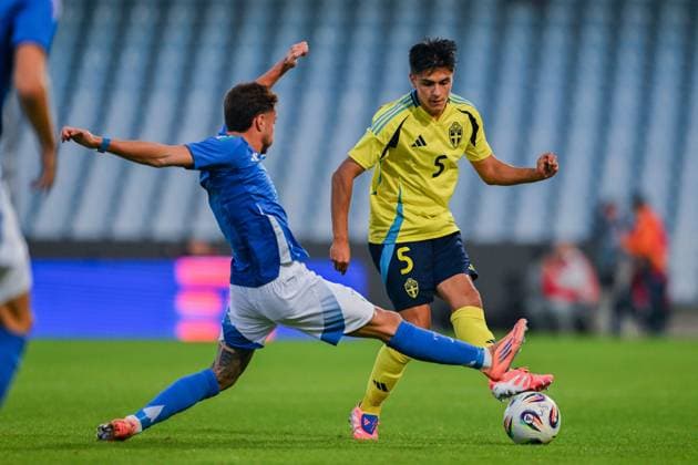 251010 Luigi Cherubini of Italy and Matteo Perez Vinlöf of Sweden during the UEFA Under 21 qualifier football match between Italy and Sweden on October 10, 2025 in Cesena Photo Matteo Gribaudi BILDBYRAN kod XY XY0079 fotboll football soccer fotball u21 em em uefa under 21 championship european championship italien italy italia sverige sweden bbeng  Copyright: MatteoxGribaudi BB251010BB465