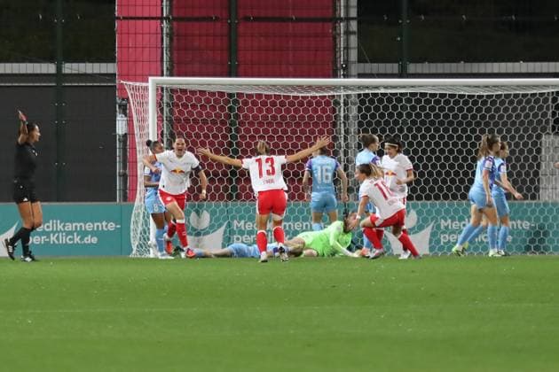 Google Pixel Frauen-Bundesliga, RB Leipzig - SGS Essen; 10.10.2025 Giovanna Hoffmann (7, RB Leipzig) und Sandra Starke (13, RB Leipzig) jubeln über das frühe Tor zum 1:0. Fußball, Google Pixel Frauen-Bundesliga, Saison 2025 2026, 6. Spieltag: RB Leipzig vs. SGS Essen am 10.10.2025, Trainingszentrum Cottaweg, Leipzig. DFB REGULATIONS PROHIBIT ANY USE OF PHOTOGRAPHS AS IMAGE SEQUENCES AND OR QUASI-VIDEO. Copyright: xBEAUTIFULxSPORTS JanxKaeferx