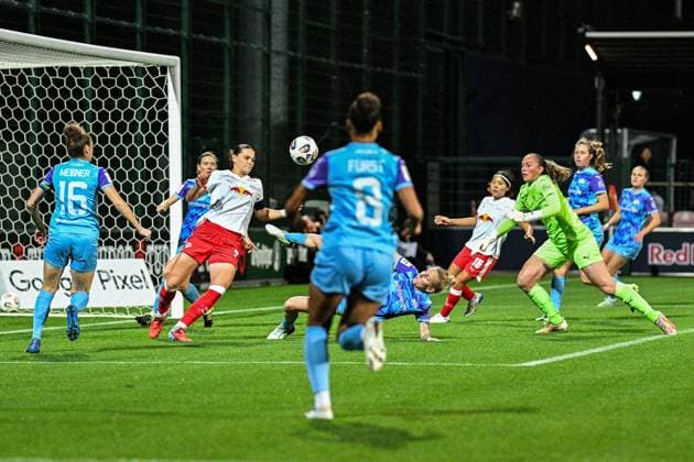 Soccer I Women I Season 2025 2026 I Bundesliga I Matchday 6 I RB Leipzig SGS Essen I 10 10 2025 Giovanna Hoffmann 7, Rasenballsport Leipzig 3 v l comes to the end and scores the goal to make it 1 0 Leipzig RB Training Center, Cottaweg 7 Saxony Germany Copyright: xLobeca InesxHähnelx