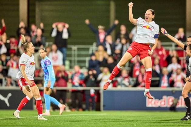 10.10.2025, GER, Frauenfußball, BL, 2025 2026, RB Leipzig - SGS Essen Giovanna Hoffmann (7, RB Leipzig), Torjubel nach 1:0, Sprung in die Luft, Faust geballt Leipzig Trainingszentrum der Roten Bulle Sachsen Deutschland *** 10 10 2025, GER, Womens soccer, BL, 2025 2026, RB Leipzig SGS Essen Giovanna Hoffmann 7, RB Leipzig , goal celebration after 1 0, jump in the air, fist clenched Leipzig training center of the Red Bull Saxony Germany