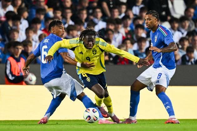 251010 Alieu Njie of Sweden against Filippo Mane and Cher Ndour of Italy during the UEFA Under 21 qualifier football match between Italy and Sweden on October 10, 2025 in Cesena Photo Matteo Gribaudi BILDBYRAN kod XY XY0079 fotboll football soccer fotball u21 em em uefa under 21 championship european championship italien italy italia sverige sweden bbeng  Copyright: MatteoxGribaudi BB251010BB475