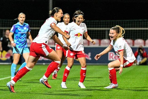 Soccer I Women I Season 2025 2026 I Bundesliga I Matchday 6 I RB Leipzig SGS Essen I 10 10 2025 Goal celebration Goal scorer Giovanna Hoffmann 7, Rasenballsport Leipzig with Mai Kadowaki 15, Rasenballsport Leipzig and Annabel Schasching 16, Rasenballsport Leipzig v l n r Leipzig RB Training Center, Cottaweg 7 Saxony Germany Copyright: xLobeca InesxHähnelx