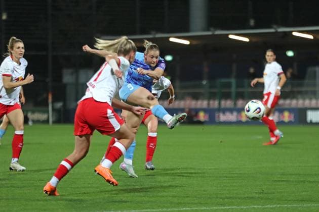 Google Pixel Frauen-Bundesliga, RB Leipzig - SGS Essen; 10.10.2025 Ramona Maier (9, SGS Essen) mit einem Schuss-Versuch. Fußball, Google Pixel Frauen-Bundesliga, Saison 2025 2026, 6. Spieltag: RB Leipzig vs. SGS Essen am 10.10.2025, Trainingszentrum Cottaweg, Leipzig. DFB REGULATIONS PROHIBIT ANY USE OF PHOTOGRAPHS AS IMAGE SEQUENCES AND OR QUASI-VIDEO. Copyright: xBEAUTIFULxSPORTS JanxKaeferx