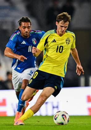 251010 Williot Swedberg of Sweden and Luca Koleosho of Italy during the UEFA Under 21 qualifier football match between Italy and Sweden on October 10, 2025 in Cesena Photo Matteo Gribaudi BILDBYRAN kod XY XY0079 fotboll football soccer fotball u21 em em uefa under 21 championship european championship italien italy italia sverige sweden bbeng  Copyright: MatteoxGribaudi BB251010BB484