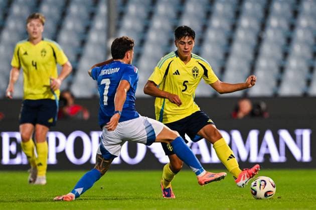 251010 Luigi Cherubini of Italy and Matteo Perez Vinlöf of Sweden during the UEFA Under 21 qualifier football match between Italy and Sweden on October 10, 2025 in Cesena Photo Matteo Gribaudi BILDBYRAN kod XY XY0079 fotboll football soccer fotball u21 em em uefa under 21 championship european championship italien italy italia sverige sweden bbeng  Copyright: MatteoxGribaudi BB251010BB485