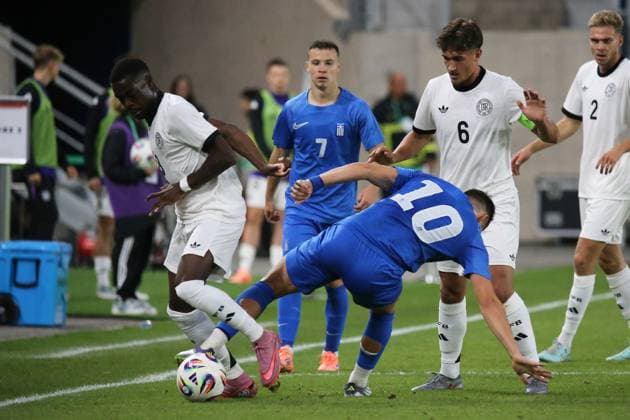 10 10 2025, xmohx, Football U 21 European Championship Qualification, Germany Greece v l Noel Aseko German National Football Team DFB U21 Dimitrios Kaloskamis Greece U21 duel, action, action, battle for the ball Tom Bischof German National Football Team DFB U21 DFL DFB REGULATIONS PROHIBIT ANY USE OF PHOTOGRAPHS as IMAGE SEQUENCES and or QUASI VIDEO Jena